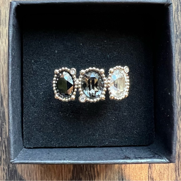 Swarovski Crystal 3 Stone Ring - Picture 3 of 6